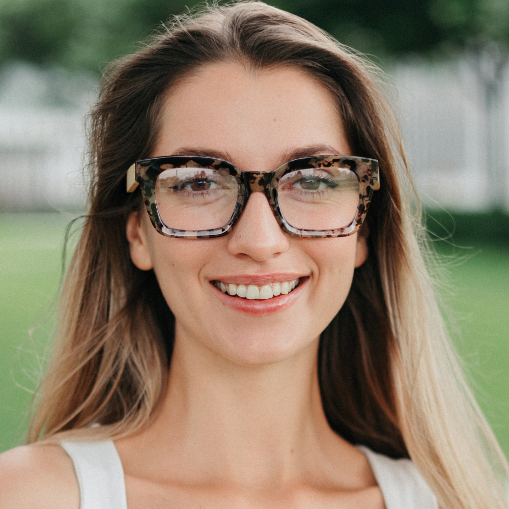 ZAHRA OPAL TORT l Wooden Blue Light Magnifying Reader