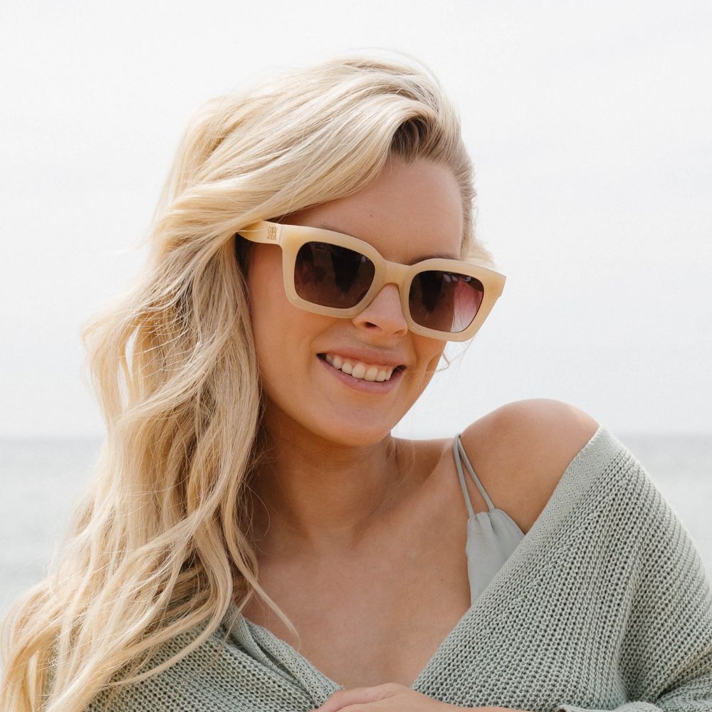 ZAHRA NUDE l Brown Gradient Lens l White Maple Arms