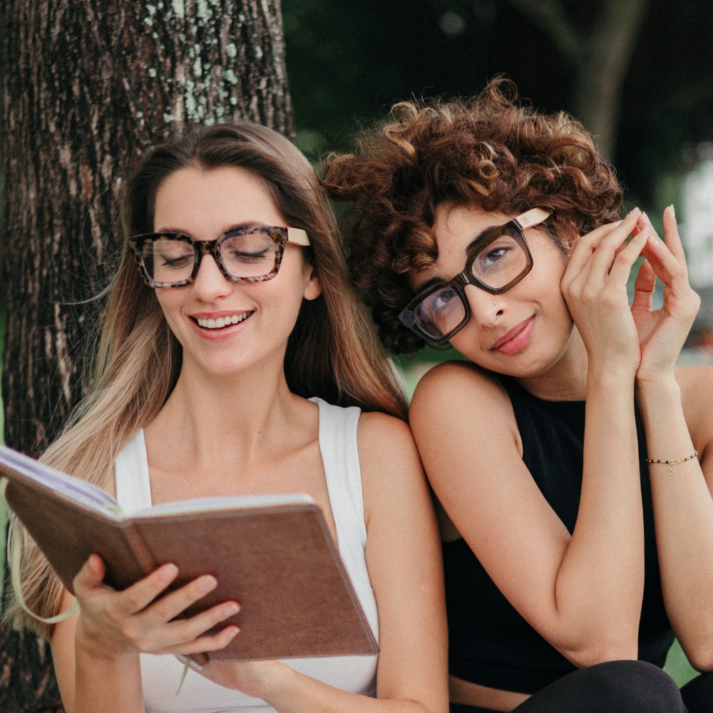 ZAHRA OPAL TORT l Wooden Blue Light Magnifying Reader